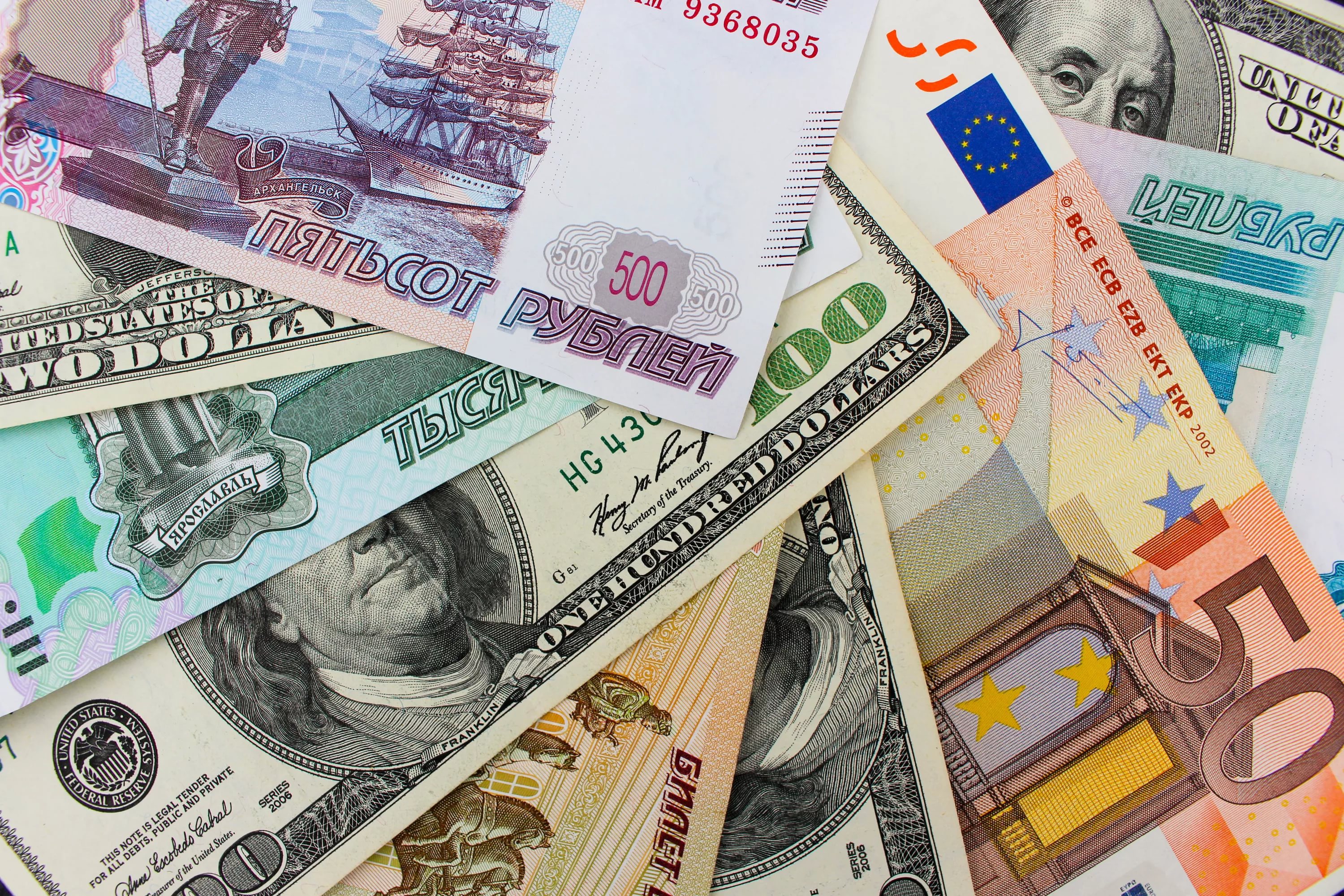 Лучше брать доллары или евро. Иностранная валюта в рублях. Деньги разные валюты. Доллар и евро. Доллар евро рубль.